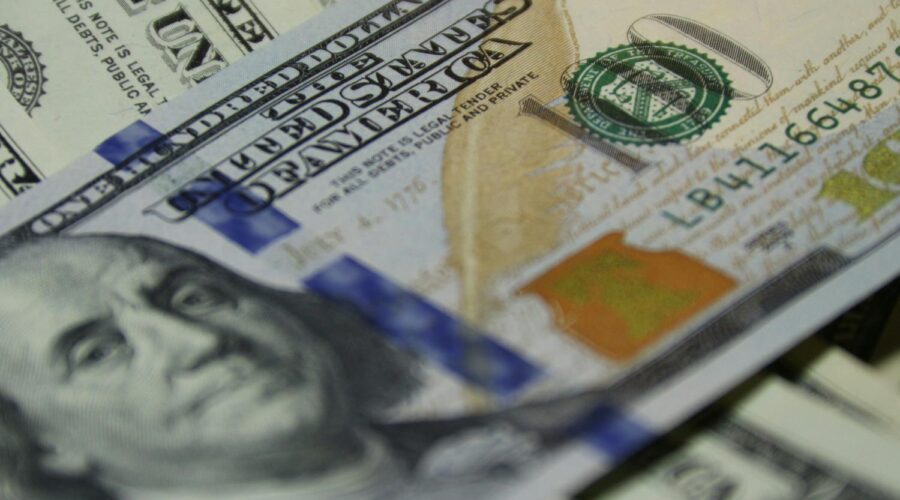 Learn which dollar bills to bring to Kenya, how to convert Dollars to Kes, and smart tips for hassle-free currency exchange.
